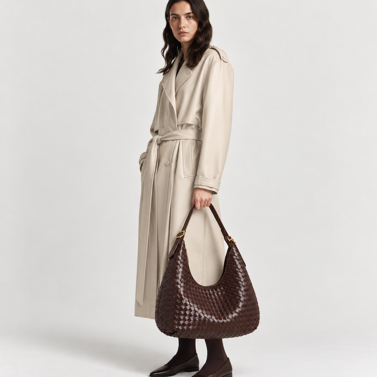 Sac tressé Tressia OGAMERI porté avec une tenue crème
